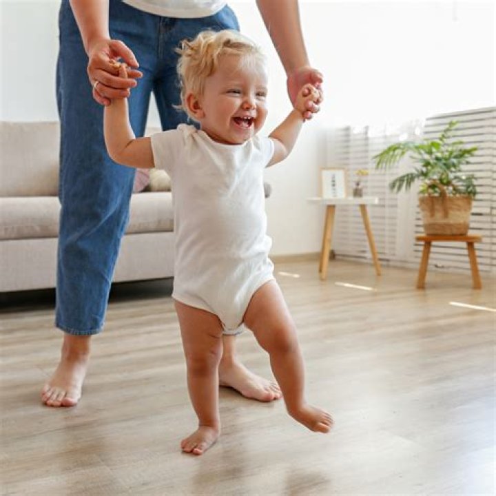 Can a baby walk at 6 months?