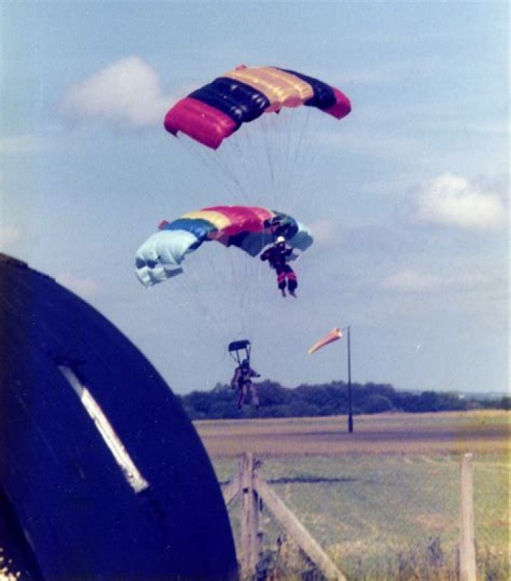 Do Royal Marines do parachutes?