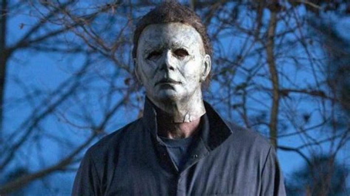 Does Michael Myers wear gloves?