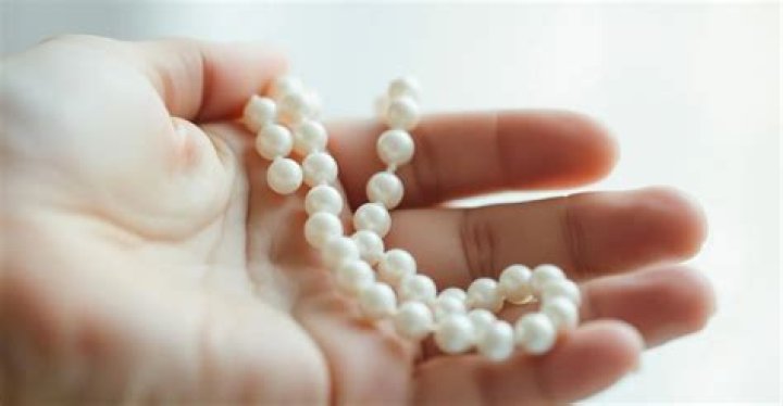 What does white pearl necklace mean?