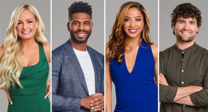 Who is Clay's girlfriend season4?