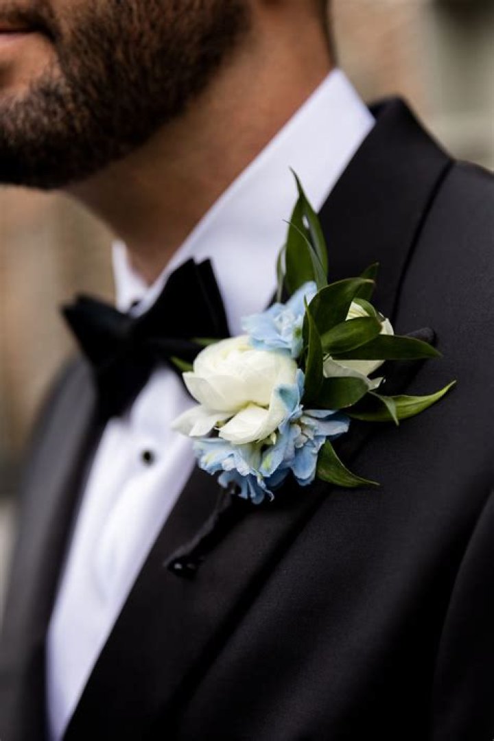 Who wears a boutonniere in a wedding?