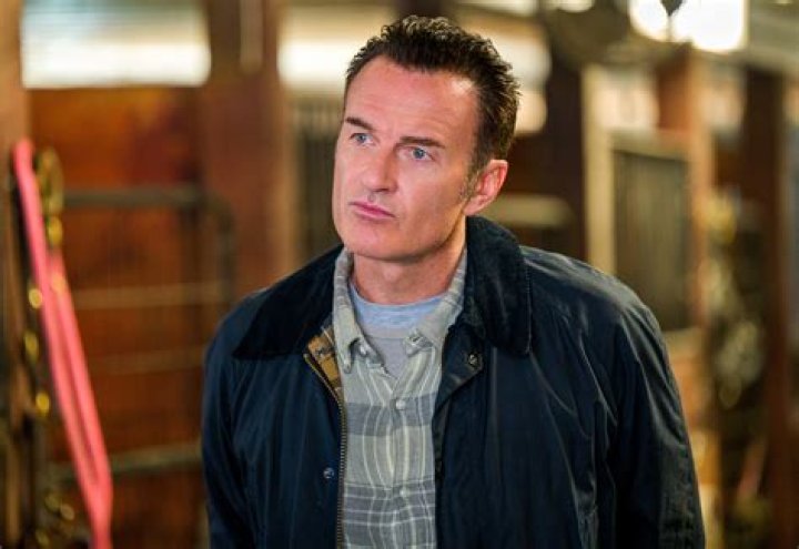 Who will replace Julian McMahon?